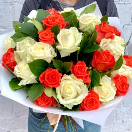 Букет из роз: оранжевые и белые розы с доставкой в по Самаре